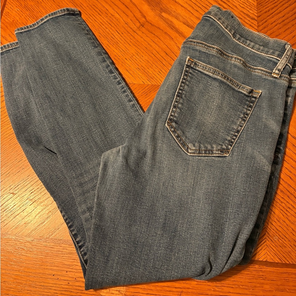 EUC size 29 GAP Blue Straight Leg Jeans with Classic Indigo Wash